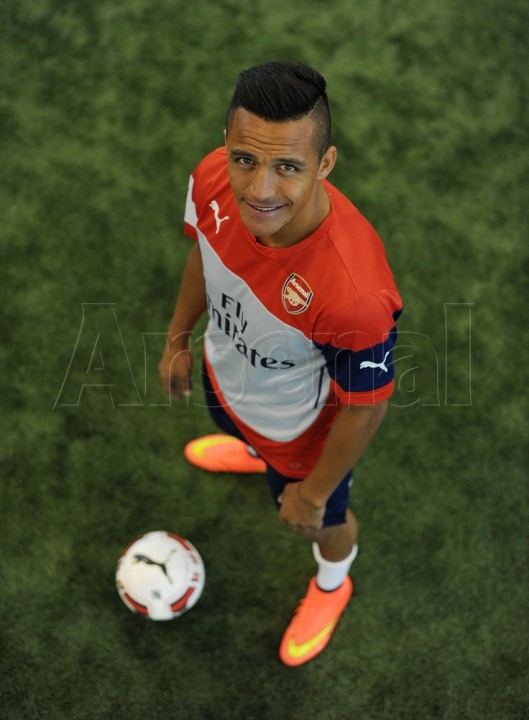 arsenal unveils alexis sanchez